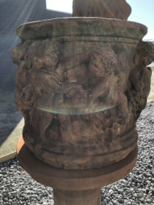 Prachtige zware bloempot-vaas uit vol steen oxide met engelen oxide op sokkel oxide.