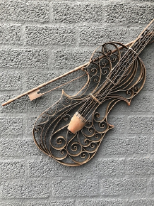 Schöne schmiedeeiserne Geige für die Gartenmauer oder drinnen als Wanddekoration!