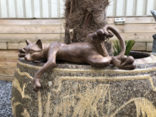 Sculptuur liggende kat uit Polystein