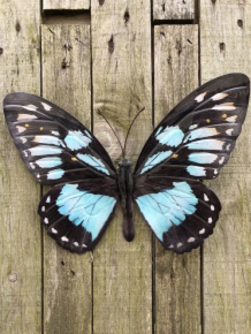 Schmetterling, ganz aus Metall und ganz blau-grün schwarz