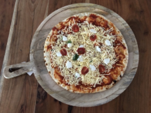 Tablett Pizza XL mit Griff, rustikales Tablett aus Massivholz.