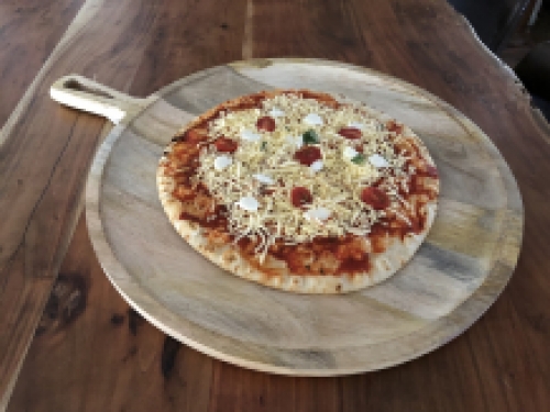 Tablett Pizza mit Griff, rustikales Tablett aus Massivholz.