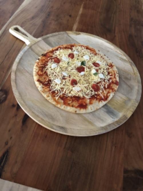 Tablett Pizza mit Griff, rustikales Tablett aus Massivholz.