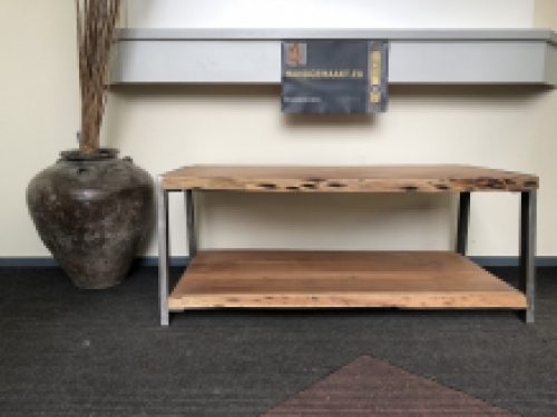 WUNDERSCHÖN IST DIESER BAUMSTAMM-COUCHTISCH MIT GUSSEISERNEM GESTELL UND DOPPELTEN SCHWEREN BAUMSTAMM-BLÄTTERN