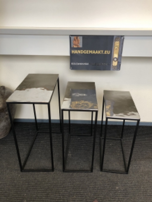 Set van 3 bijzettafels met rechthoekig nikkelen bladen.