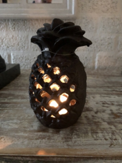 Gusseisenlaterne in Form einer Ananas, stimmungsvolle Beleuchtung