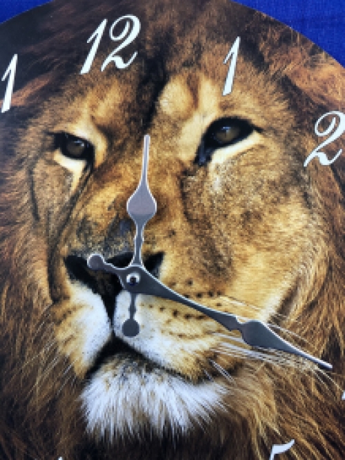 Klok hout met afbeelding van een leeuw.