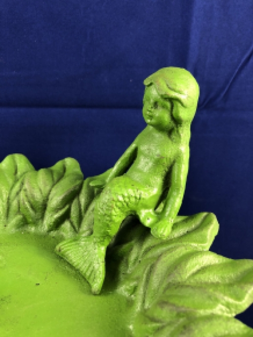 Vogeltränke mit sitzender Meerjungfrau, Gusseisen, antik-grün-gerostet
