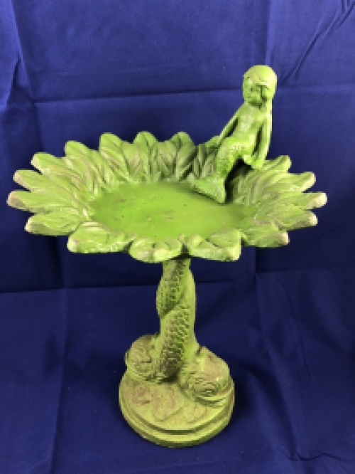 Vogeltränke mit sitzender Meerjungfrau, Gusseisen, antik-grün-gerostet