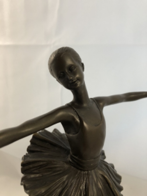 Eine Bronzeskulptur einer Balletttänzerin