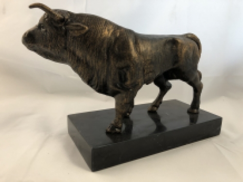 Skulptur Metall bronzefarbener großer Stier, schön!