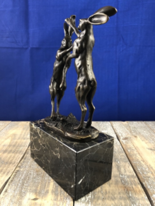 Bronzeskulptur von 2 verspielten Hasen auf Marmorsockel