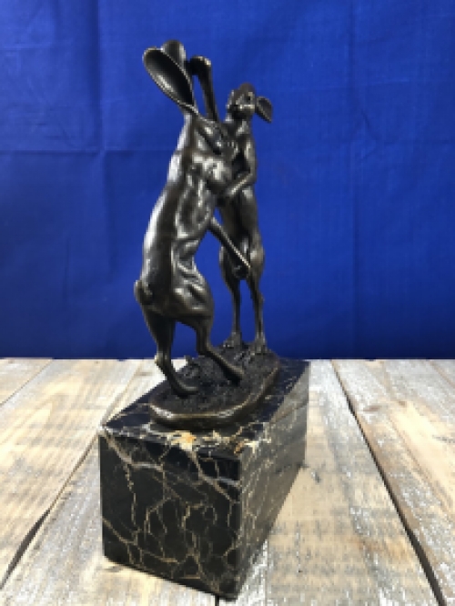 Bronzeskulptur von 2 verspielten Hasen auf Marmorsockel
