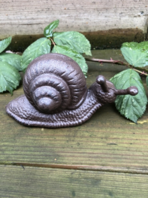 Set mit schönen Tierskulpturen aus Gusseisen: Schnecke, Kaninchen, Igel und Eichhörnchen
