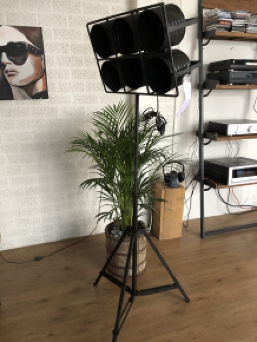 Prachtige industriële spot-studio-film lamp op statief, zwaar uitgevoerd metaal.