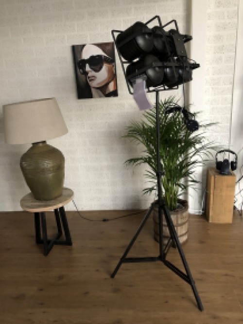 Prachtige industriële spot-studio-film lamp op statief, zwaar uitgevoerd metaal.