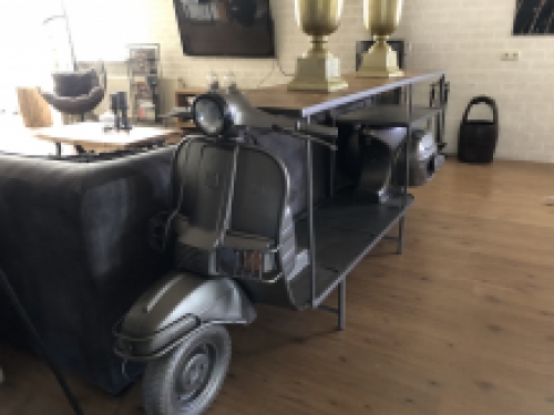 Prachtige sidetable, siertafel, bartafel op scooter bike  met wijnrek, en opslag ruimte, geweldig en uniek!!