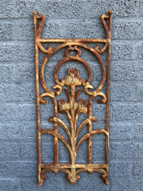 Metalen sierrek, art nouveau, rozenrek als landelijke decoratie, wandrek tulp.