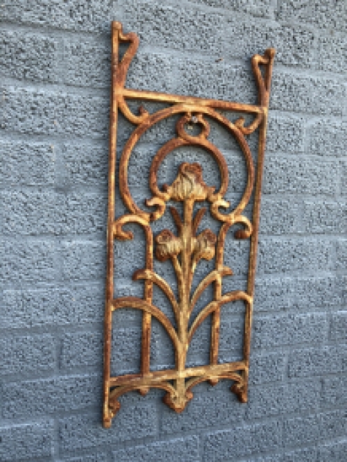 Metalen sierrek, art nouveau, rozenrek als landelijke decoratie, wandrek tulp.