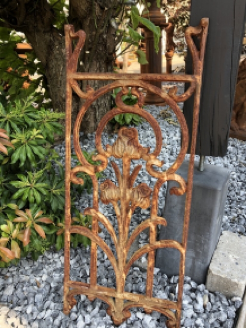 Metalen sierrek, art nouveau, rozenrek als landelijke decoratie, wandrek tulp.