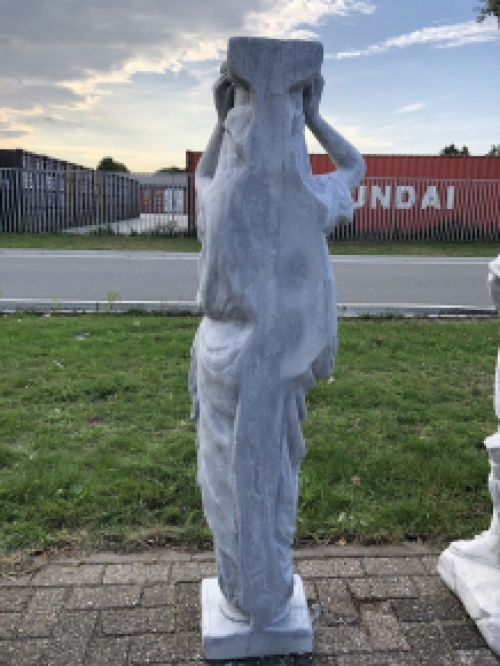 Schöne Karyatidenstatue aus Stein einer mythologischen Frau.