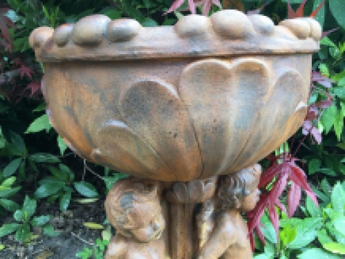 Prachtige zware bloempot-vaas uit vol steen oxide gedragen door engelen oxide.