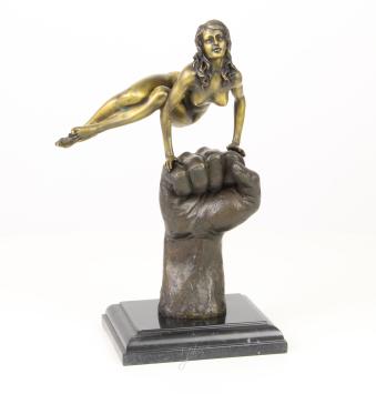 Bronzestatue, weibliche Schönheit auf einer Faust