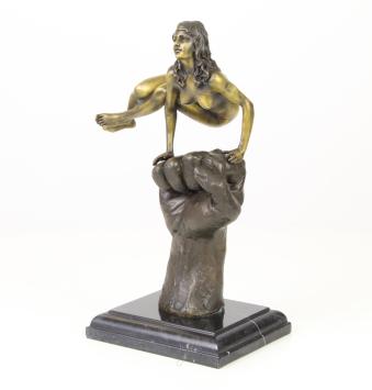 Bronzestatue, weibliche Schönheit auf einer Faust