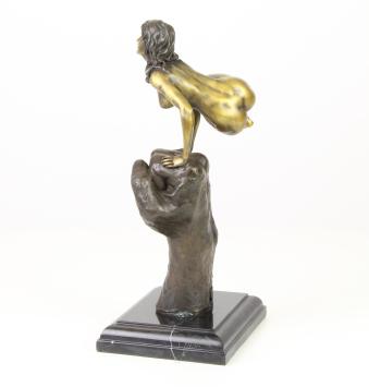 Bronzestatue, weibliche Schönheit auf einer Faust