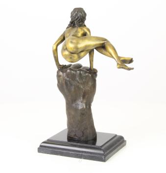 Bronzestatue, weibliche Schönheit auf einer Faust