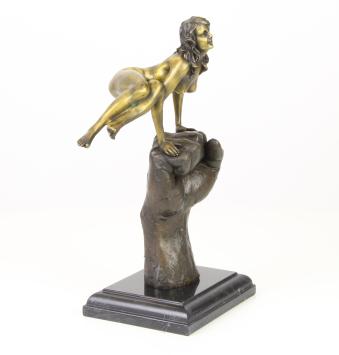 Bronzestatue, weibliche Schönheit auf einer Faust