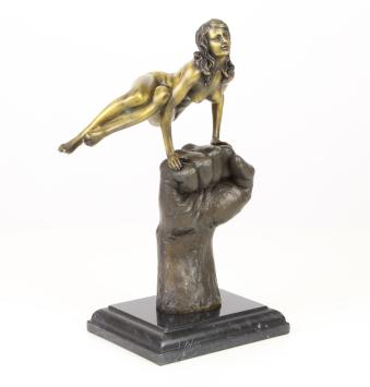 Bronzestatue, weibliche Schönheit auf einer Faust