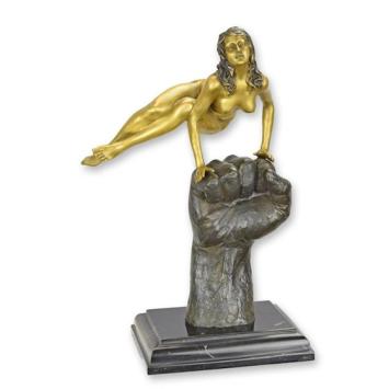 Bronzestatue, weibliche Schönheit auf einer Faust