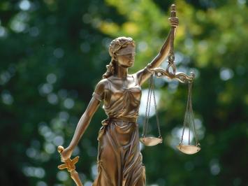 Justitia-Statue – Bronzeoptik – 35 cm – Polystone