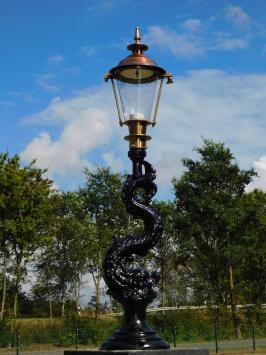 Lantaarnpaal Mystieke Vis met Messing Kap – 100 cm - Zwart, Alu, Messing, Koper