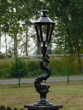 Laternenpfahl „Mystischer Fisch“ mit sechseckiger Kappe – 110 cm – Schwarz – Aluminium
