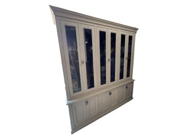 Großer Vintage-Vitrinenschrank – Hellgrau – 235 x 217 cm