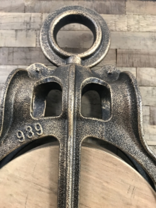 Een fraaie katrol, cast iron pully, groot