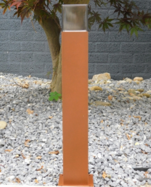 Roest kleurige / zwarte staande buitenlamp, lantaarn, smoked glas, 60cm, aluminium.