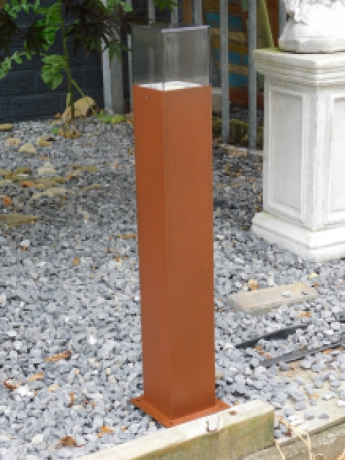 Roest kleurige / zwarte staande buitenlamp, lantaarn, smoked glas, 60cm, aluminium.