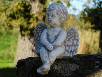 Kleiner sitzender Engel – Steinfigur