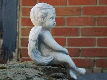 Kleiner sitzender Engel – Steinfigur