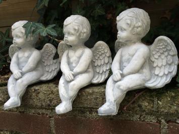 Kleiner sitzender Engel – Steinfigur