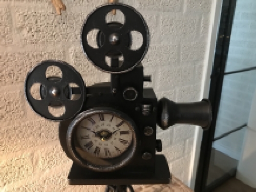 Een nostalgische en decoratieve klok in de vorm van een oude filmcamera