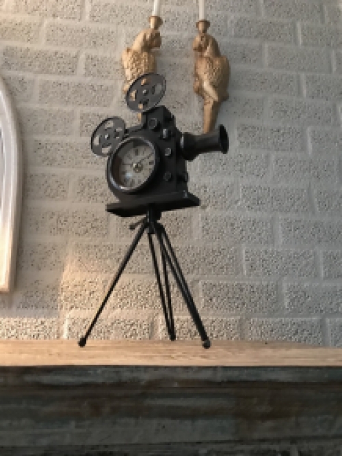 Eine nostalgische und dekorative Uhr in Form einer alten Filmkamera