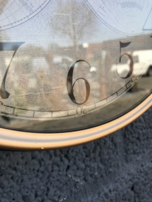 Wandklok in vintage look, klok met 18e-eeuws wereldmotief, als antiek