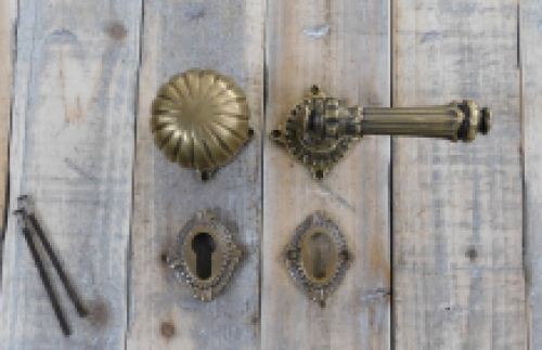 Antiek deurbeslag messing met veiligheidsvbevestiging, deurbeslag voor de huisdeur.