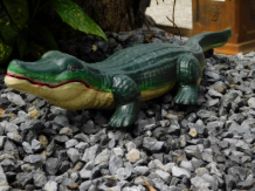 Gusseisenstatue eines Krokodils, in Farbe, schönes Bild