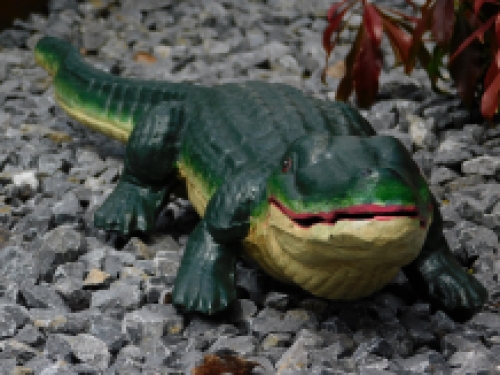 Gietijzeren beeld van een krokodil, in kleur, mooi beeld