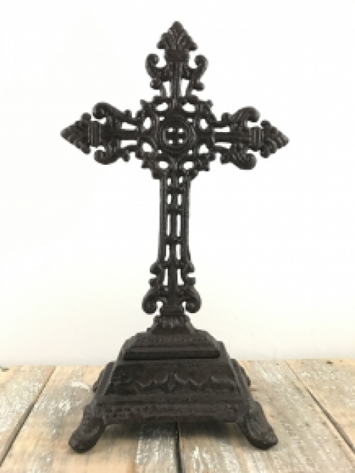 Ein Kreuz auf einem Ständer aus Gusseisen